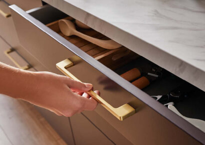 Eine Hand öffnet eine Schublade.