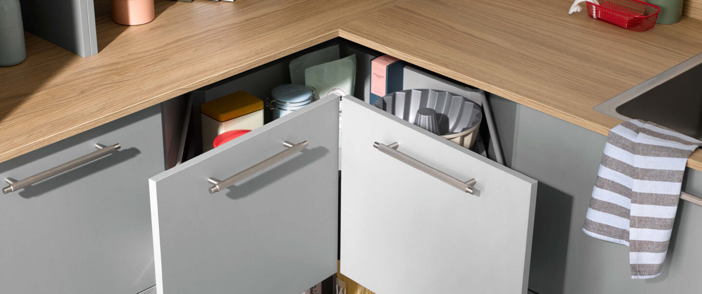 Ecklösungen in einer grauen klassischen Küche.