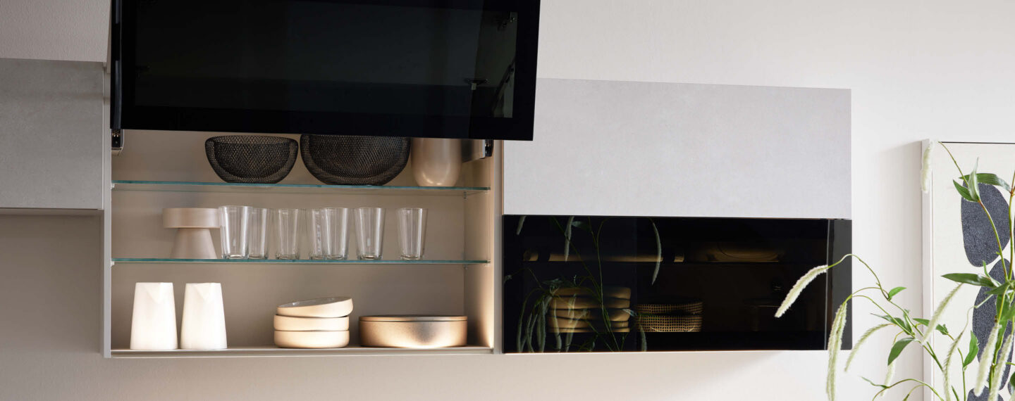 Moderne Küchenoberschränke von Burger mit offenen Glasregalen, stilvoll arrangiertem Geschirr und Gläsern sowie integrierter Beleuchtung in hellem, minimalistischem Design