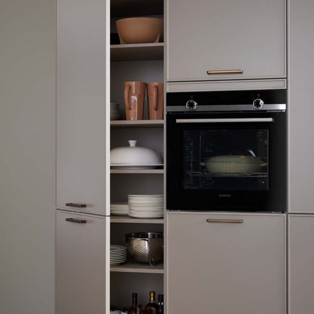 Moderne Einbauküche mit integriertem Backofen und offenen Regalfächern für Geschirr und Gläser in dezenten Beigetönen