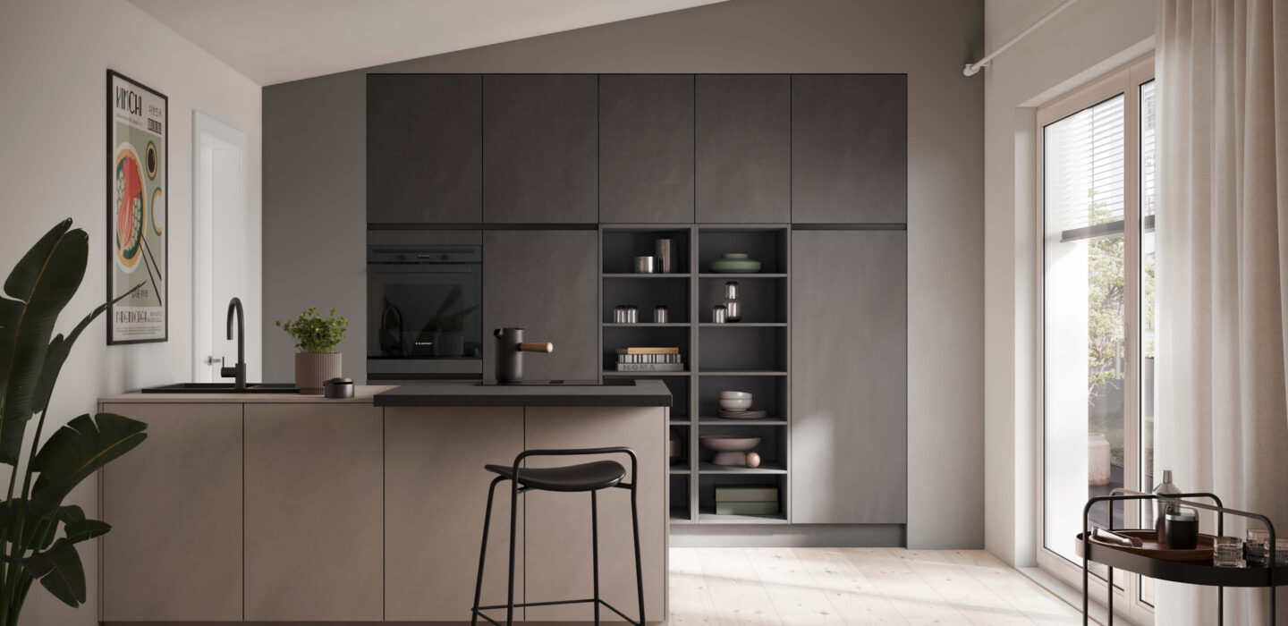 Häcker Küche bei Küchen Concept in Heßdorf – moderne Designküche in Betonoptik mit klaren Linien, integriertem Hochschrank und offenen Regalen in minimalistischem Wohnraum