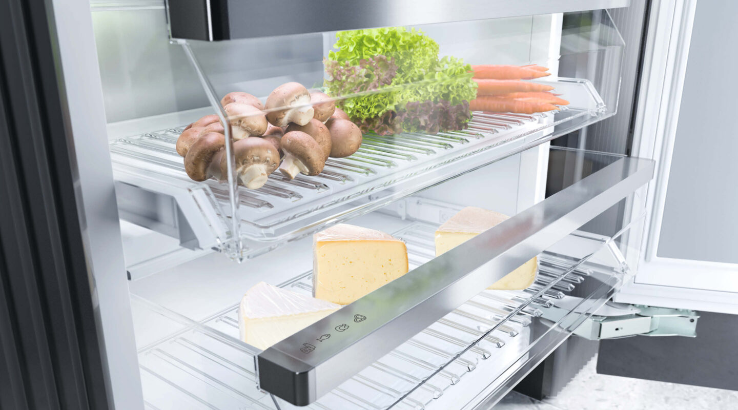Frischezone im Kühlschrank mit Gemüse, Pilzen und Käse auf ausziehbaren Glasböden für optimale Lagerung und längere Haltbarkeit.