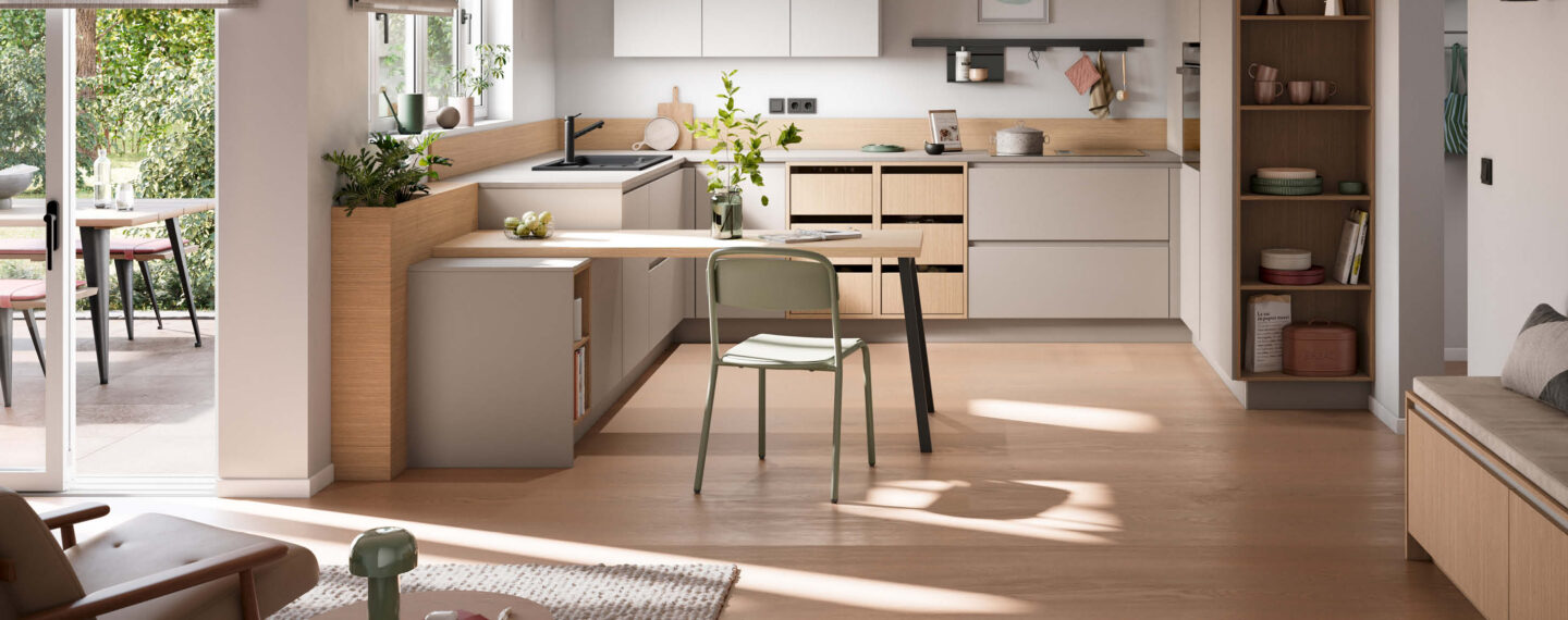 Offene Wohnküche in Beige von Häcker und hellem Holz mit L-Küche, Esstisch, Sitzbank, Regal und großen Fenstern für einen hellen Wohnbereich.