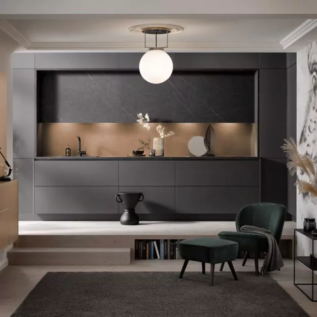 Küchenwand mit dunklen Fronten in Wohnraum
