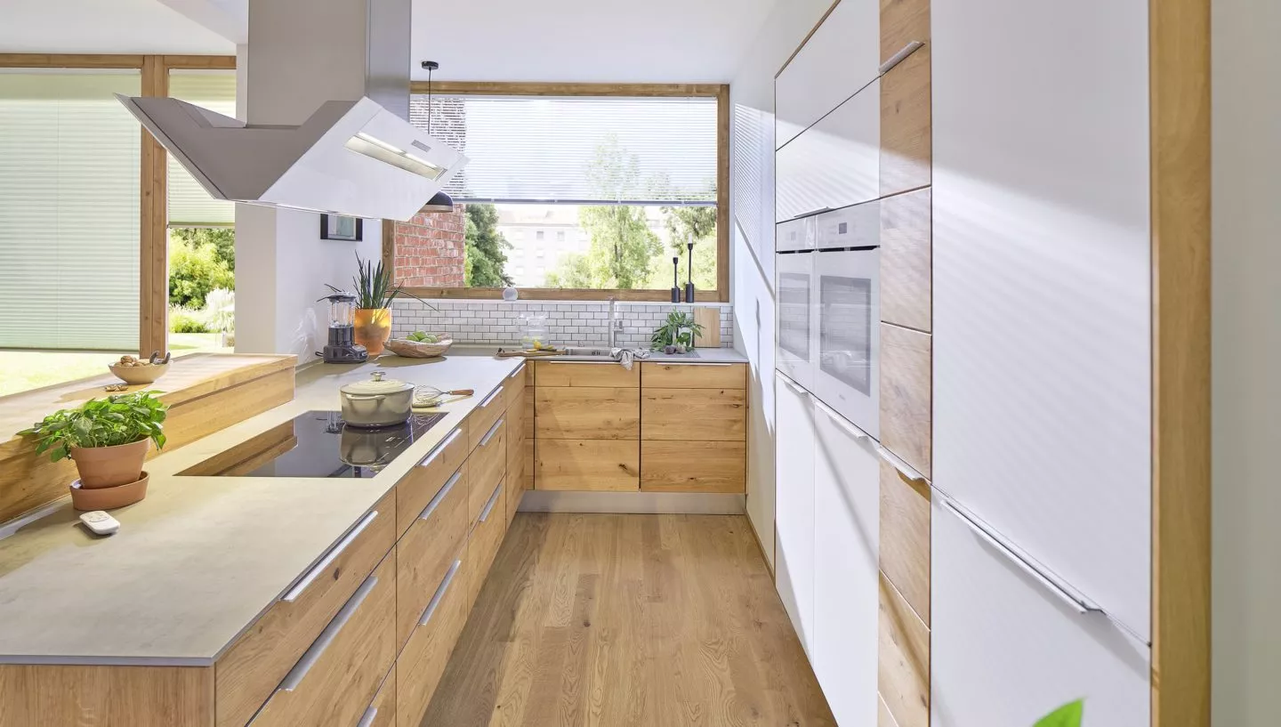 Bild einer Küche in U-Form mit Fronten in Holzoptik und weiß