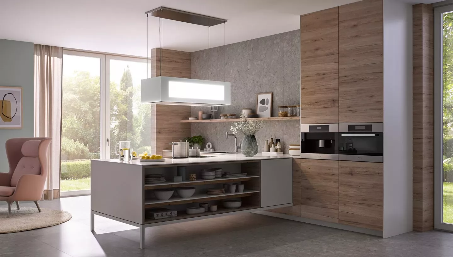 Bild einer modernen Kücheninsel mit beleuchteter Inselhaube