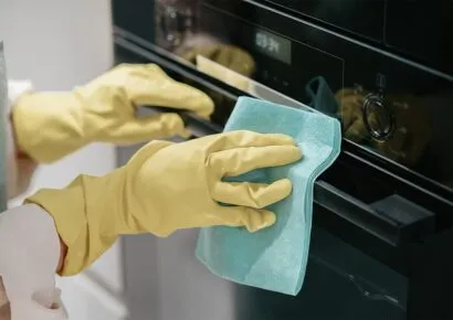 Bild auf dem ein Backofen gereinigt wird
