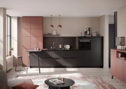 Bild von einer schwarzen Küche mit Details in altrosa