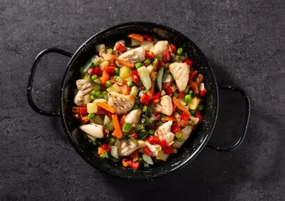 Bild von einem One Pot-Gericht in einem schwarzen Topf