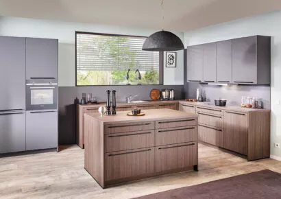 Moderne Küche mit Holzelementen.