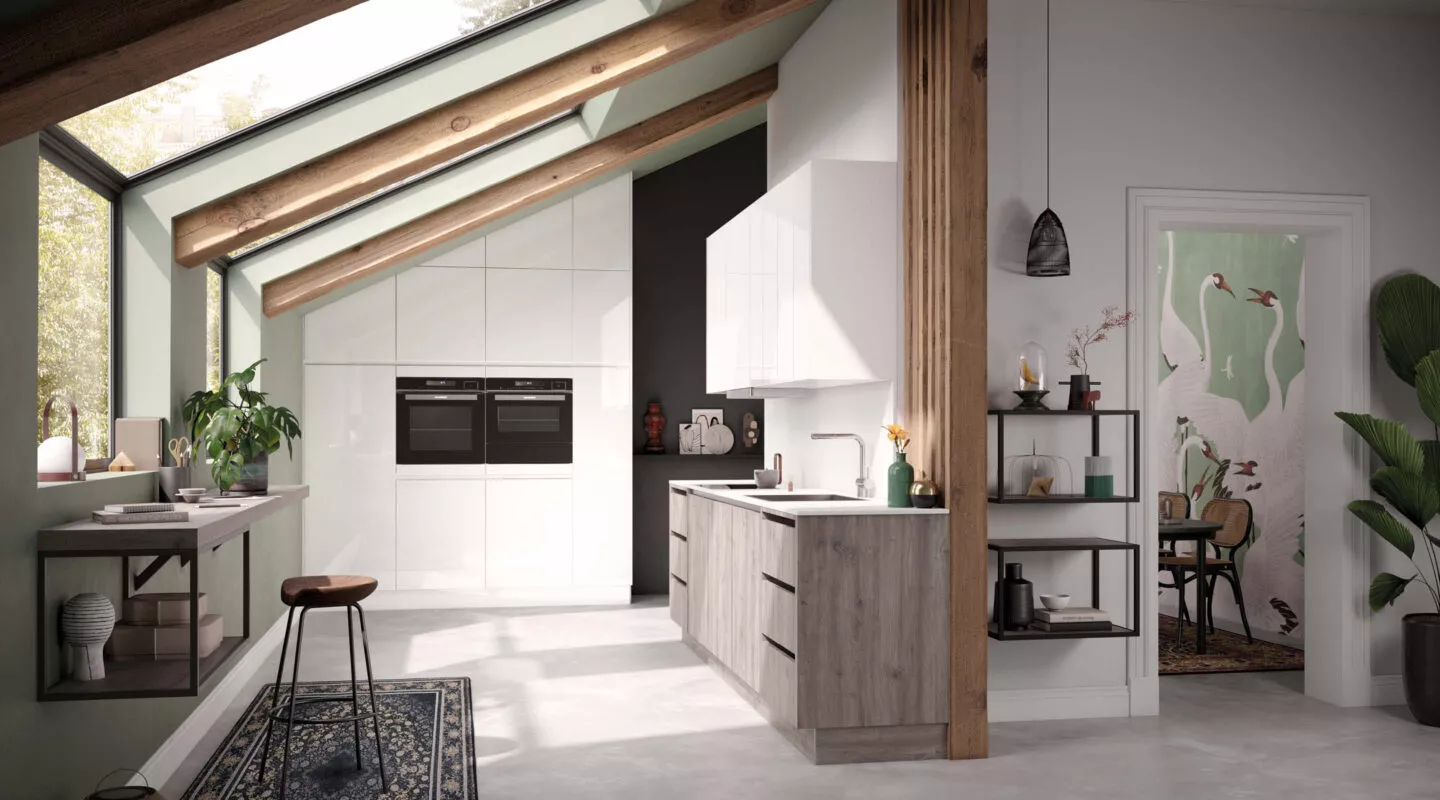 Moderne weiße Küche mit Dachschräge mit grauen Holzfronten.