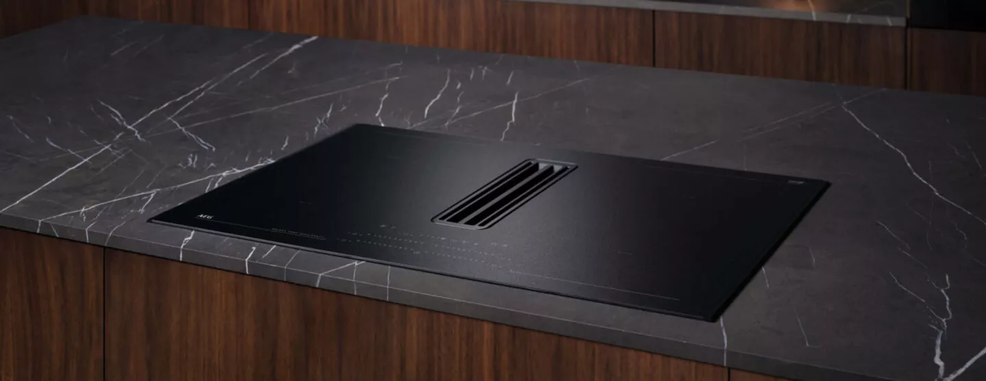 AEG SaphirMatt Induktionskochfeld in einer grauen Kochinsel.