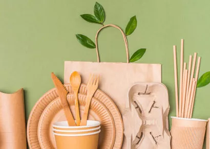 Plastik vermeiden in der Küche durch Holz- und Papputensilien.