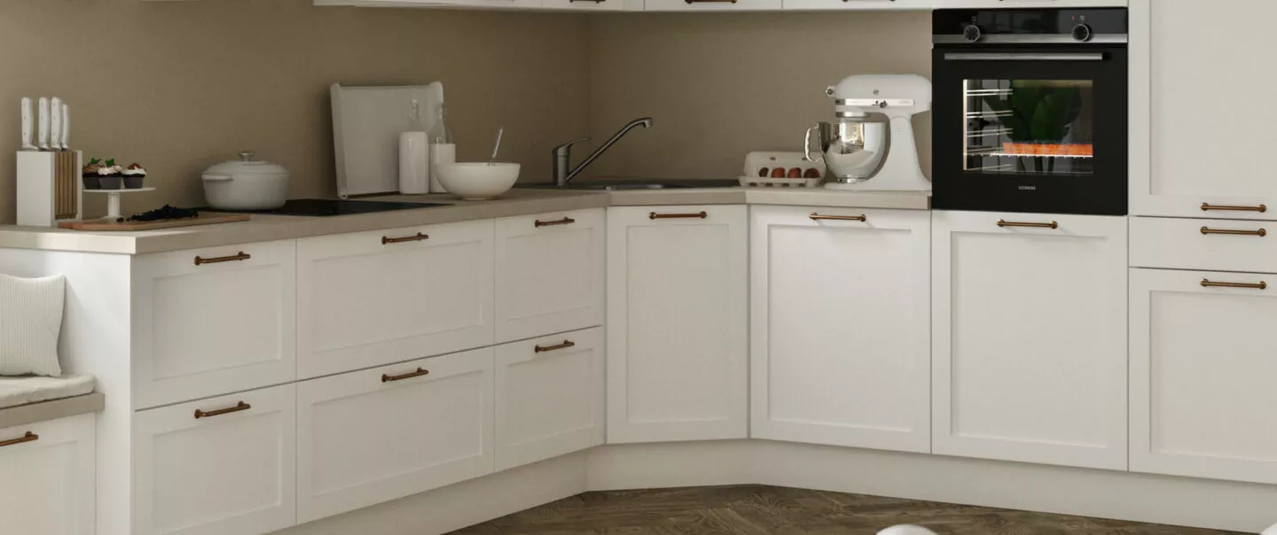 Diagonaler Eckschrank in einer weißen Landhausküche.