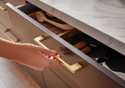 Eine Hand öffnet eine Schublade.