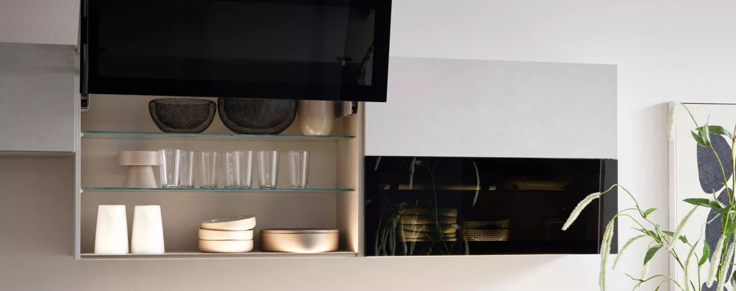 Moderne Küchenoberschränke von Burger mit offenen Glasregalen, stilvoll arrangiertem Geschirr und Gläsern sowie integrierter Beleuchtung in hellem, minimalistischem Design