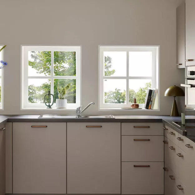 Helle Burger Küche mit Kochinsel und großen Fenstern, minimalistisches Design mit natürlichen Materialien – ausgestellt bei Küchen Concept in Heßdorf