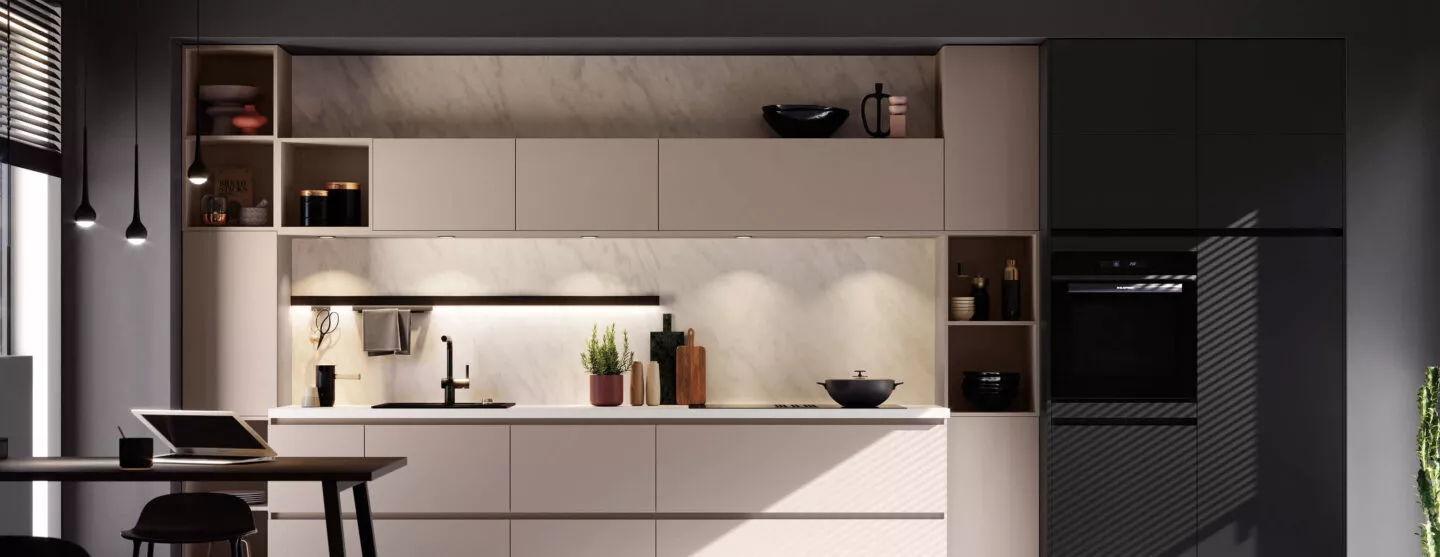 Elegante Pantryküche in Schwarz und Creme mit klaren Linien, integriertem Kochfeld und Stauraum, moderne Lösung für kompakte Wohnküchen.
