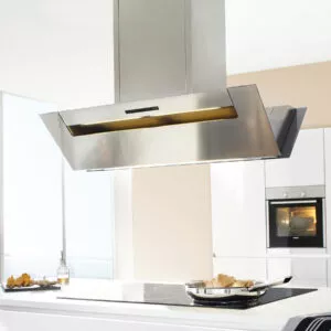 Moderne berbel Dunstabzugshaube aus Edelstahl mit integrierter Beleuchtung über einem Induktionskochfeld in einer hellen, minimalistischen Küche