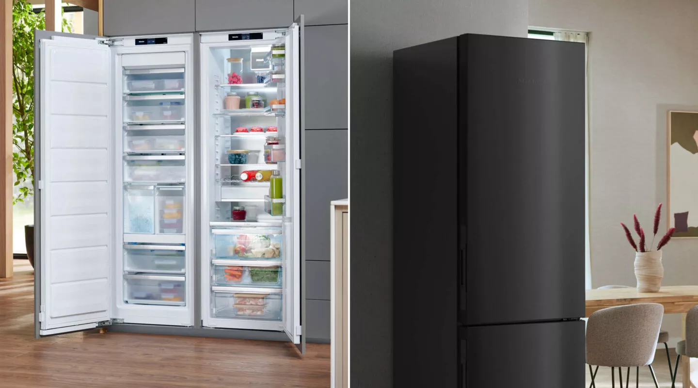 Einbau-Kühl-Gefrierkombination neben freistehendem schwarzem Kühlschrank als Vergleich moderner Kühlgeräte für verschiedene Küchenkonzepte.