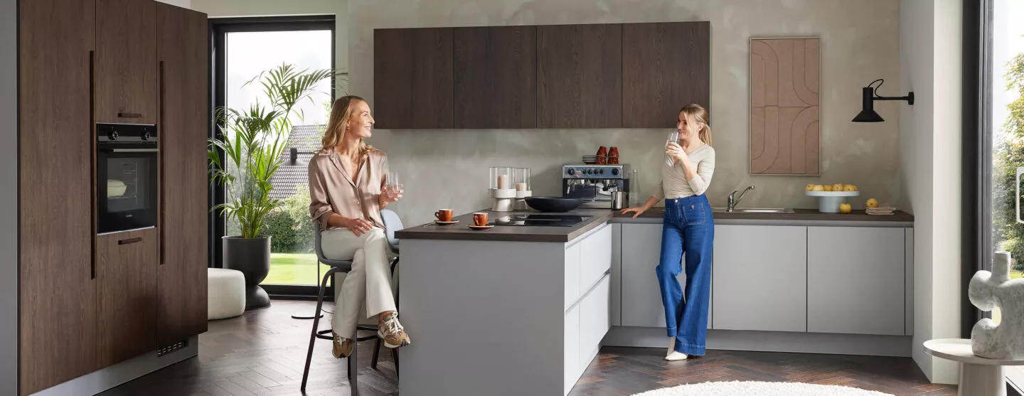 Moderne Designküche mit hochwertiger Kühltechnik und Einbaugeräten für anspruchsvolle Haushalte mit Fokus auf Komfort und Qualität.