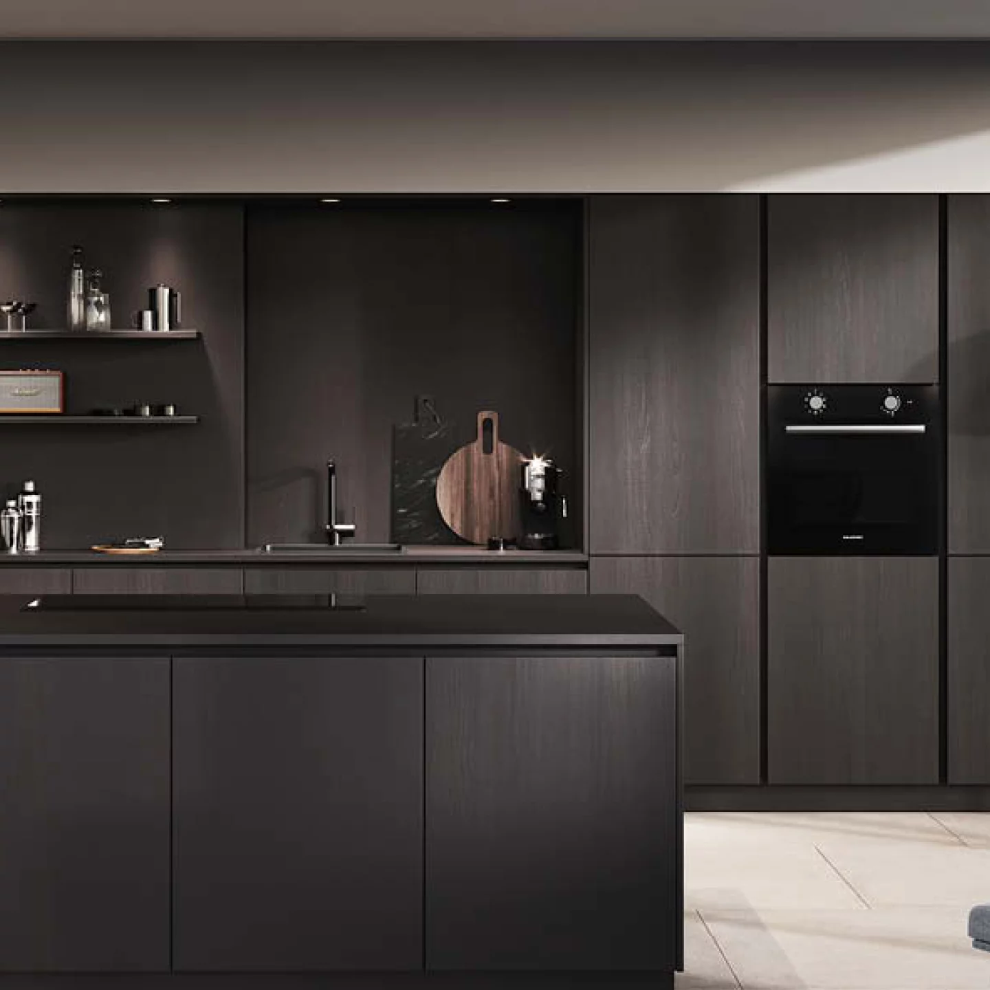 Dunkle moderne Designküche mit großer Kücheninsel, grifflosen Küchenmöbeln in Anthrazit und dunkler Holzoptik, schwarzer Arbeitsplatte, Spüle sowie ergonomisch integriertem Einbaubackofen.